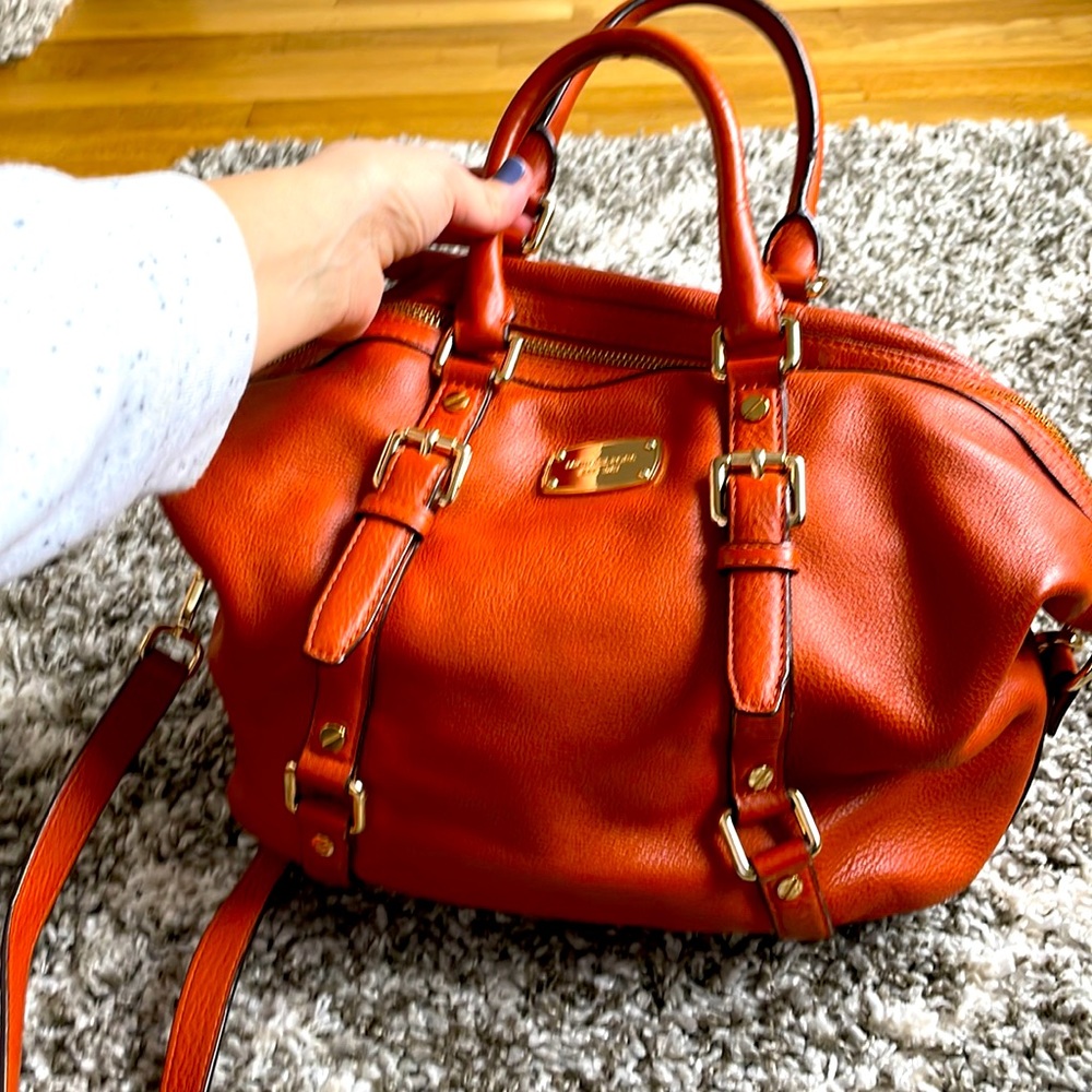 Gorgeous rich orange handbag perfect for the fall abs winter , a POP of color !